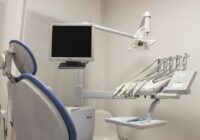 Chirurgia stomatologiczna – czym się zajmuje i jakie zabiegi obejmuje?